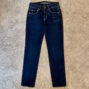 EUC. American Eagle Dark Wash “Straight Stretch” Jeans. Size 2 Short.